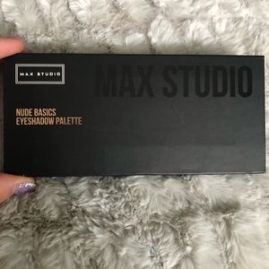 Max Studio Eye Shadow Palette